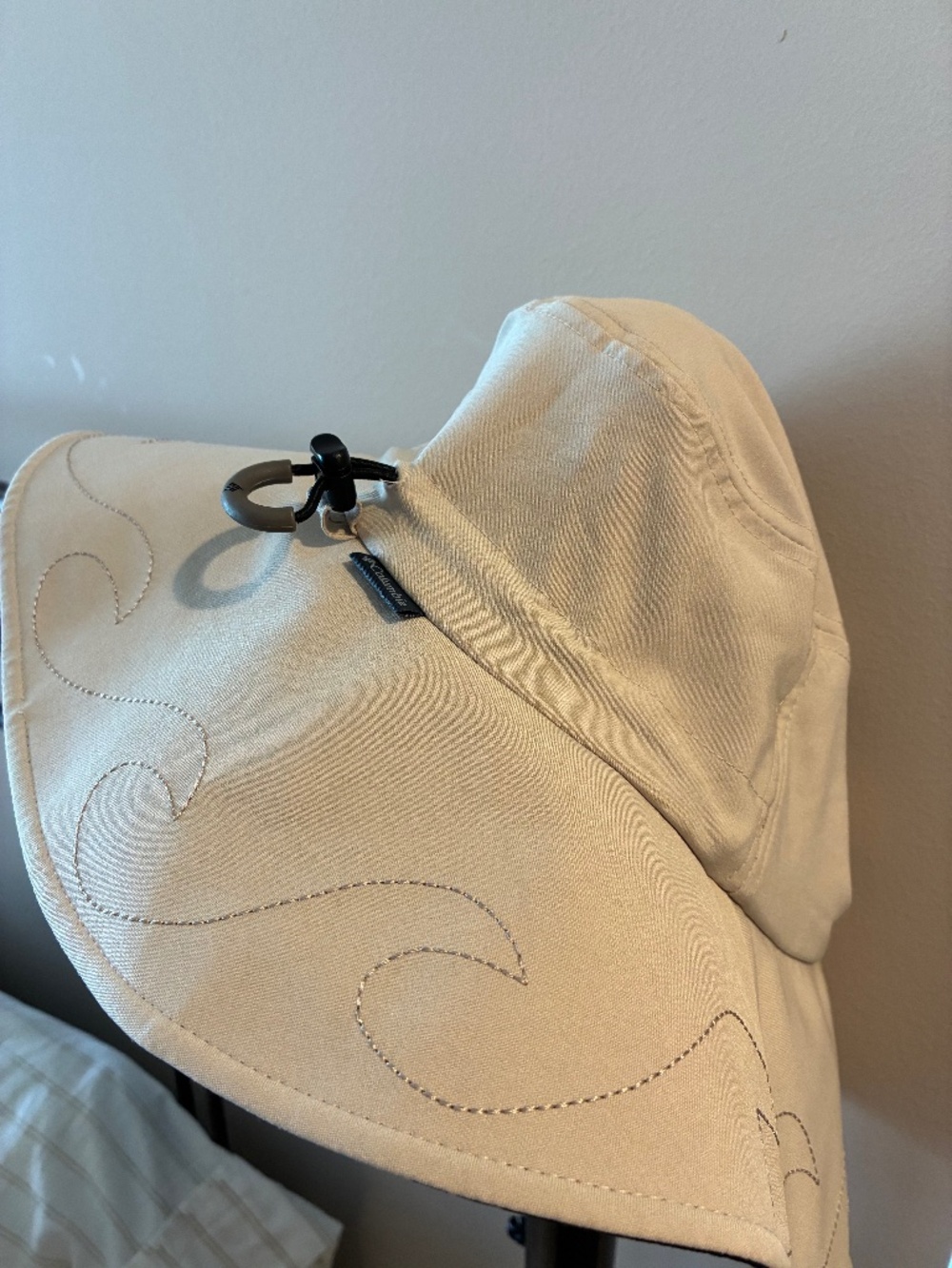 NWOT Columbia Women’s Sunhat beige with wave pattern